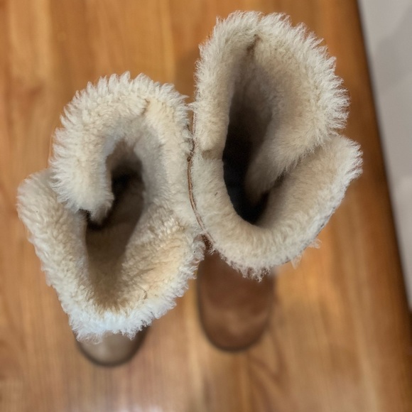UGG Bailey Button II Tall Shearling Lined Suede Boots in Chestnut Sz. 6 - Picture 3 of 8